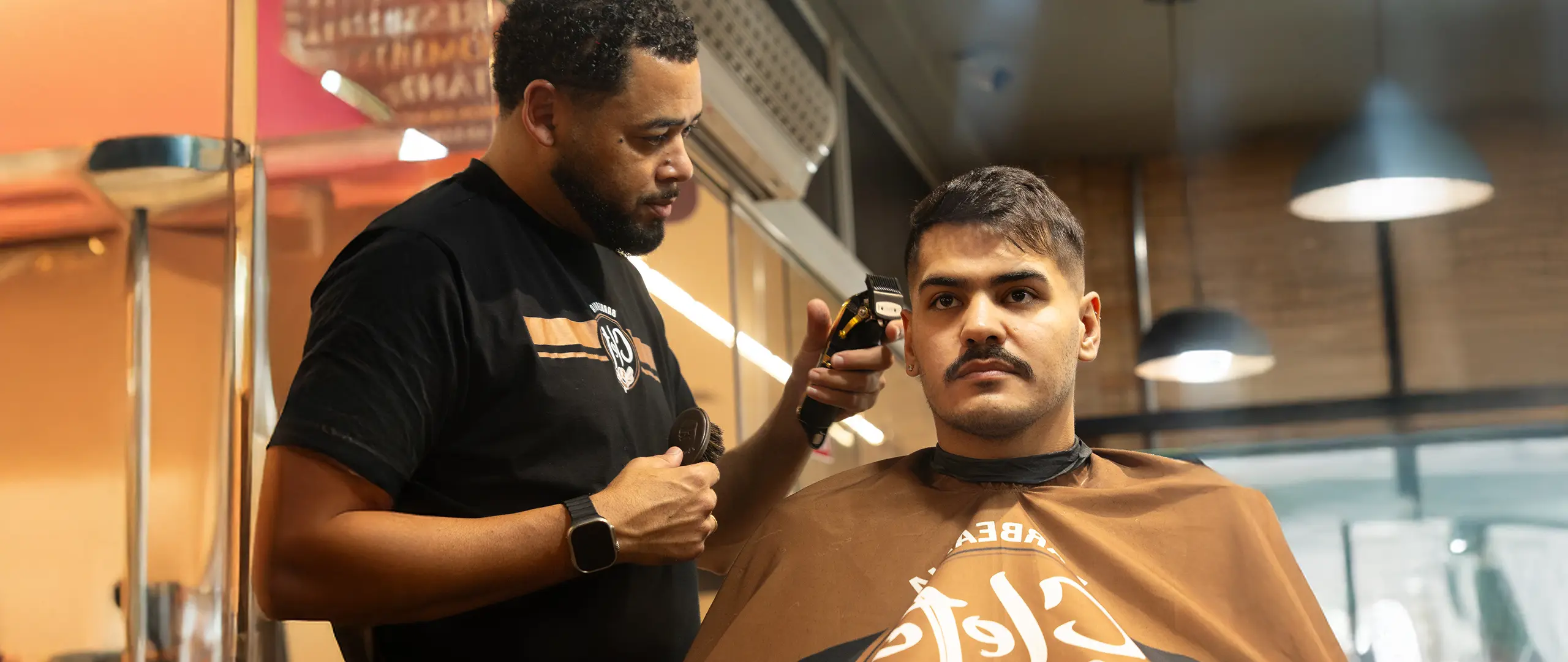 Barbeiro da Cleto cortando o cabelo de um cliente