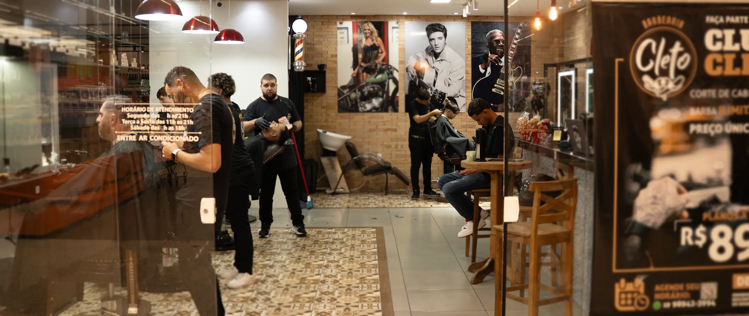 Salão da Barbearia Cleto com barbeiros atendendo